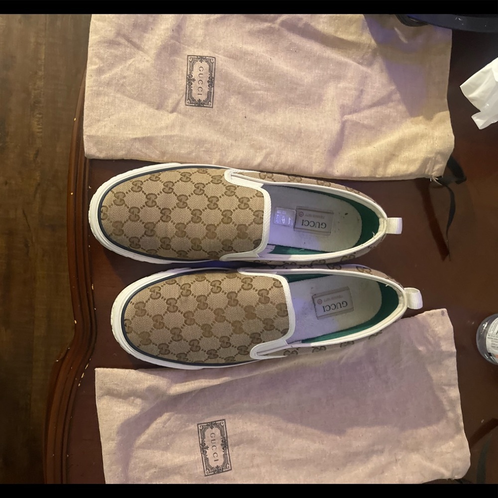 I’m selling a pair of Gucci slip-on tan & white
